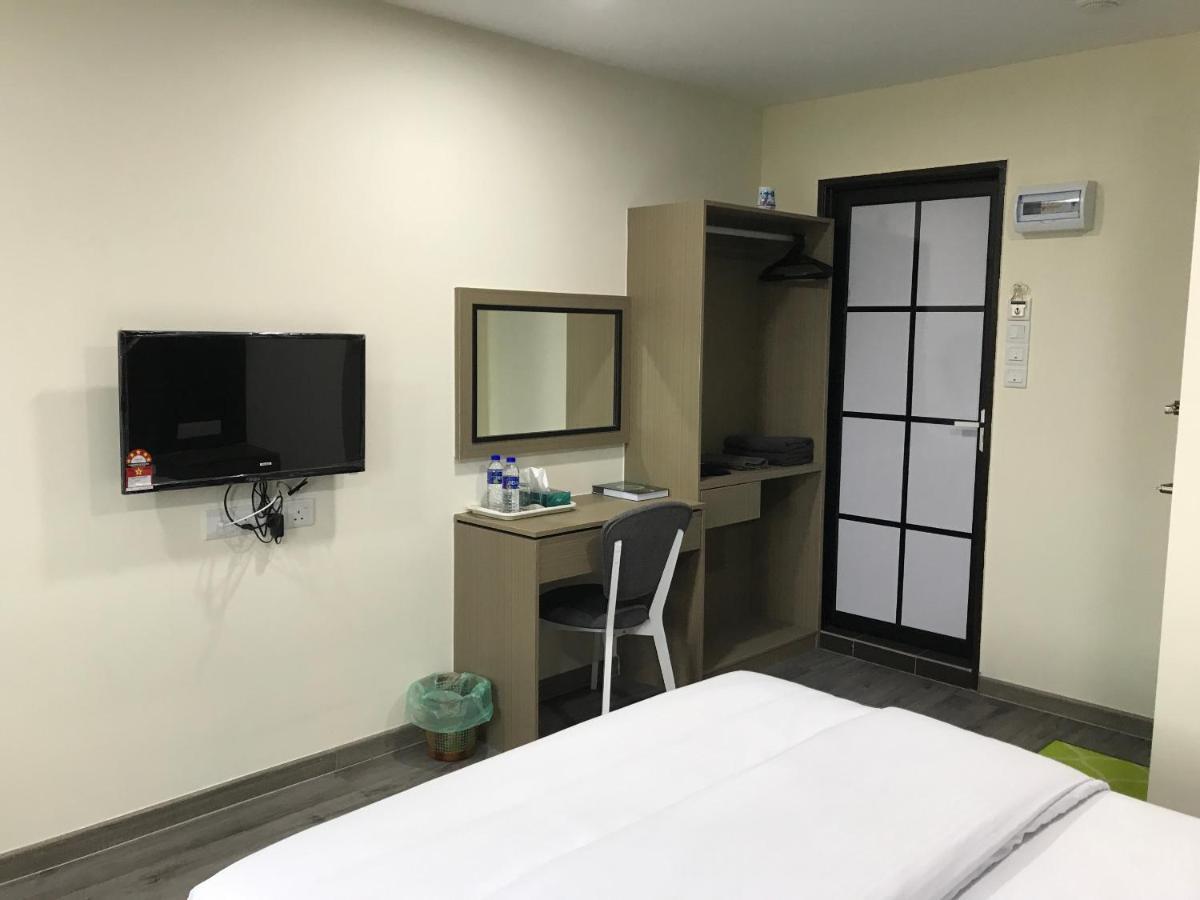 Oyo 90506 Z Stay Inn Hotel Simpang Renggam Exterior foto