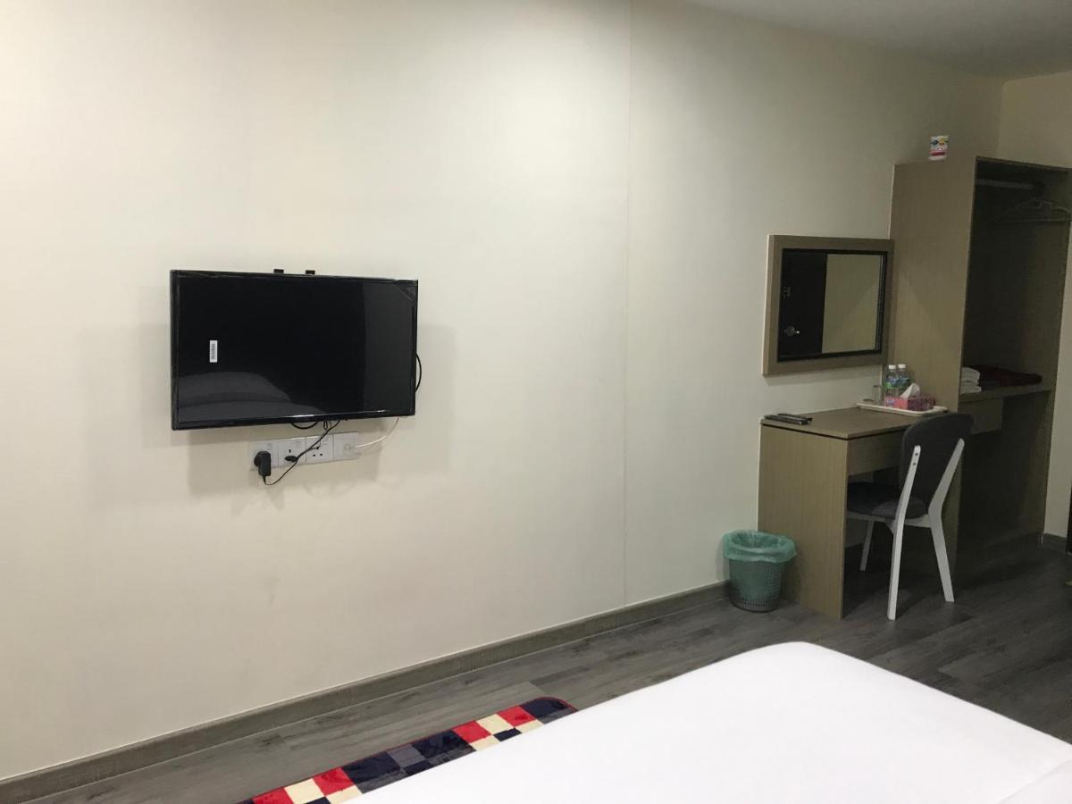 Oyo 90506 Z Stay Inn Hotel Simpang Renggam Exterior foto