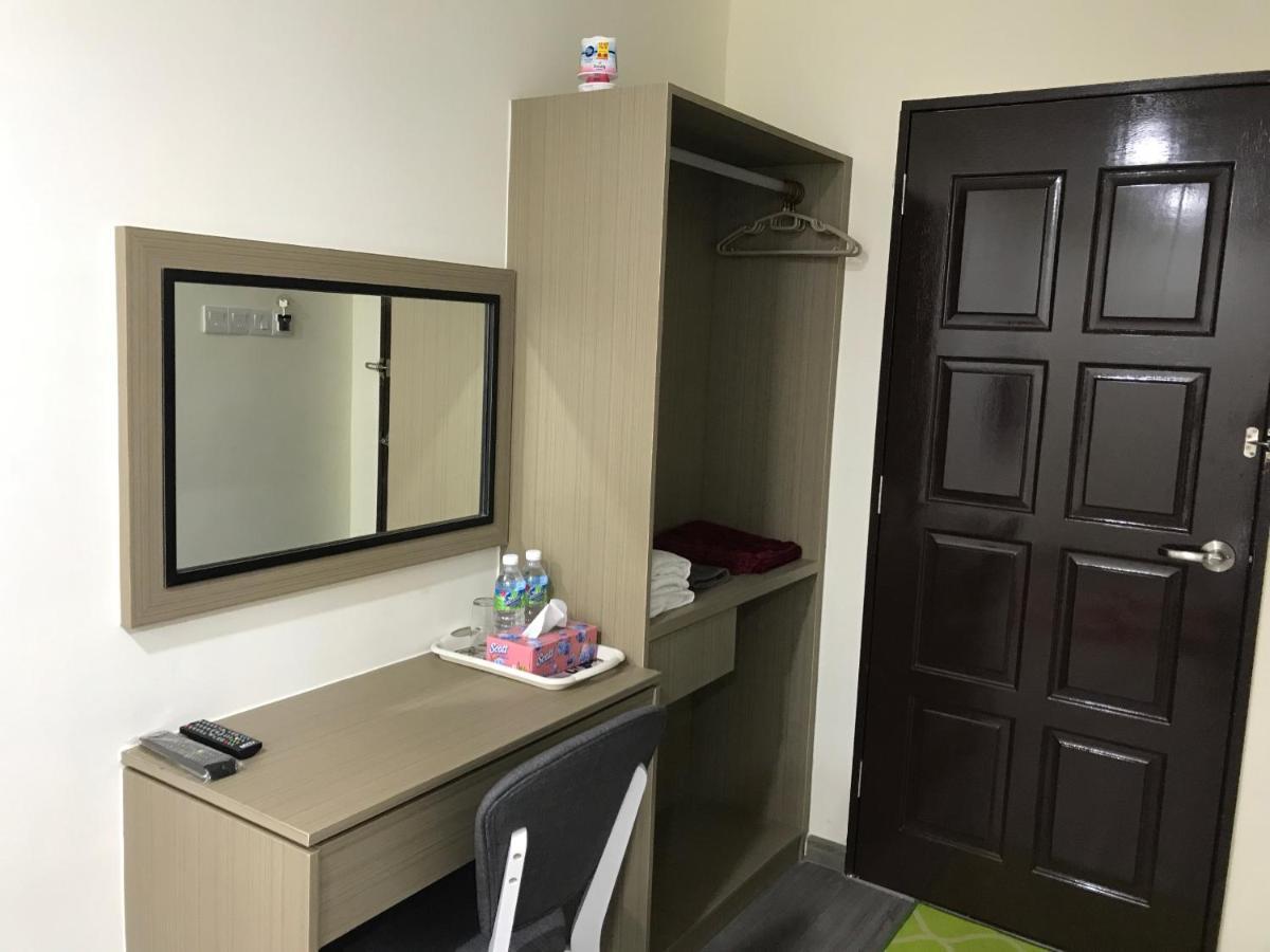 Oyo 90506 Z Stay Inn Hotel Simpang Renggam Exterior foto